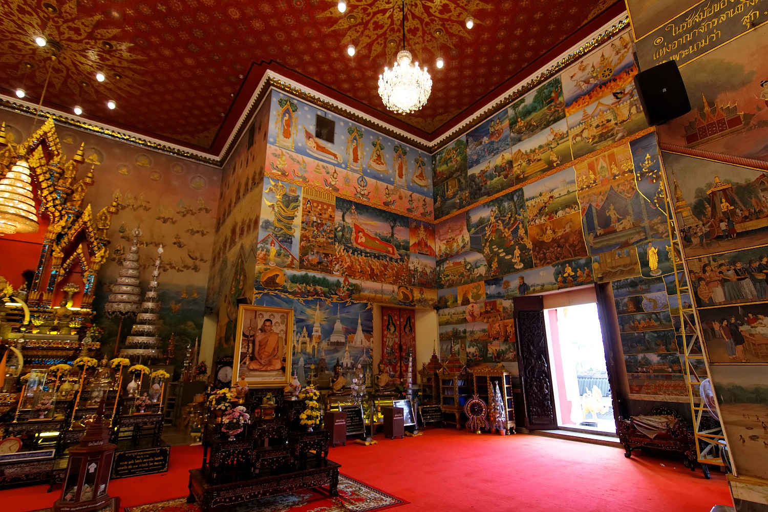 Thailand mit Fotos vom Nong Prajak See, Udon Thani, Wat Pho Chai Tempel, Nong Khai, Orchideen Farm, Chiang Mai, Queen Sikirit Botanischer Garten, Wat Phra That Doi Suthep Tempel, Bhubing Palast Park, Samoeng Forest, Mae Sa Wassefall, Doi Suthep Pui National Park, White Sand Beach, Khao Lak, Königspalast Bangkok und Sky Bar, Bangkok.