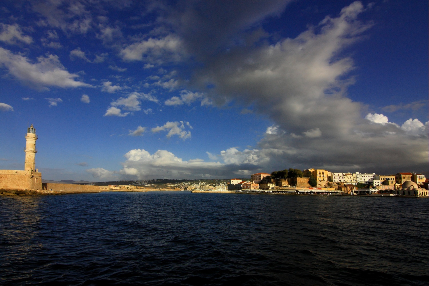 Hafen von Chania mit Leuchtturm