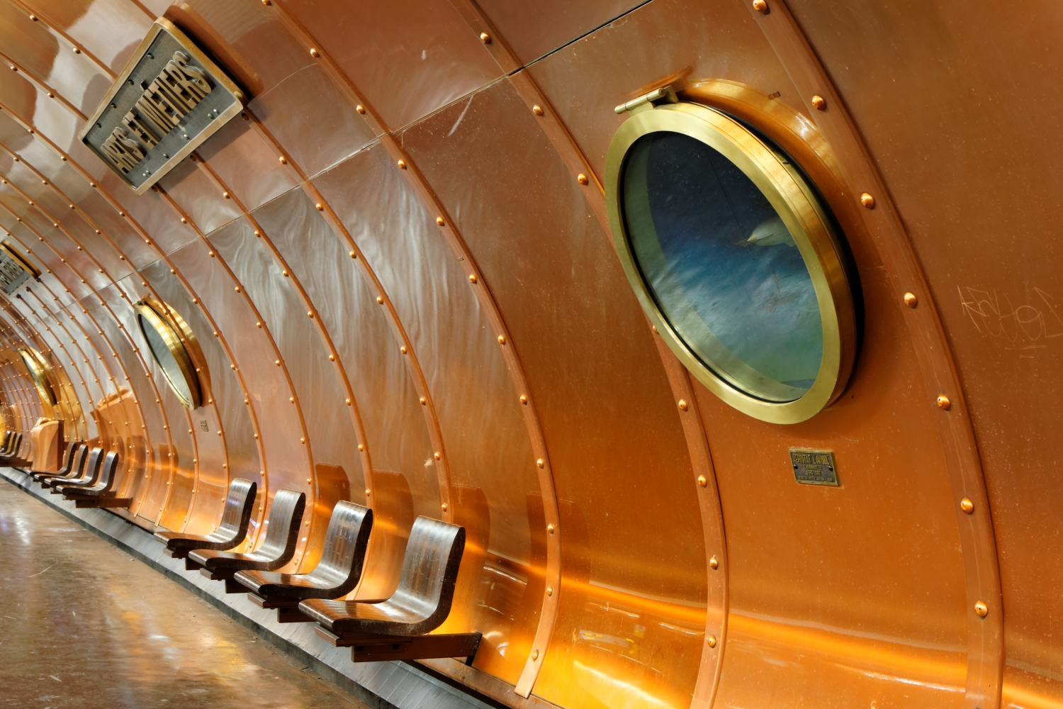 Paris mit Fotos von Basilika Sacré Coeur de Montmartre, Eiffelturm, Paris, Büro Hochhäuser im Quartier La Défense, Grand Arche de La Défense, Überdimensionierter Daumen, La Défense, Blick vom Park Saint Cloud Richtung Paris, Seine und Eiffelturm, Abtei Saint Germain des Prés, Place Dauphine, Paris, La Géode, Parc de la Villette,  Jardin des Tuileries, Hotel de Ville Paris, Place de la Concorde by night, Paris by night, Blick vom Tour Montparnasse,  Galeries Lafayette by night, Eiffelturm und Christbaum by night, Champs Élysées by night, Blick vom Arc de Triomphe, Avenue des Champs Élysées by night, Metrostation Arts et Métier, Linie 11, Paris. 