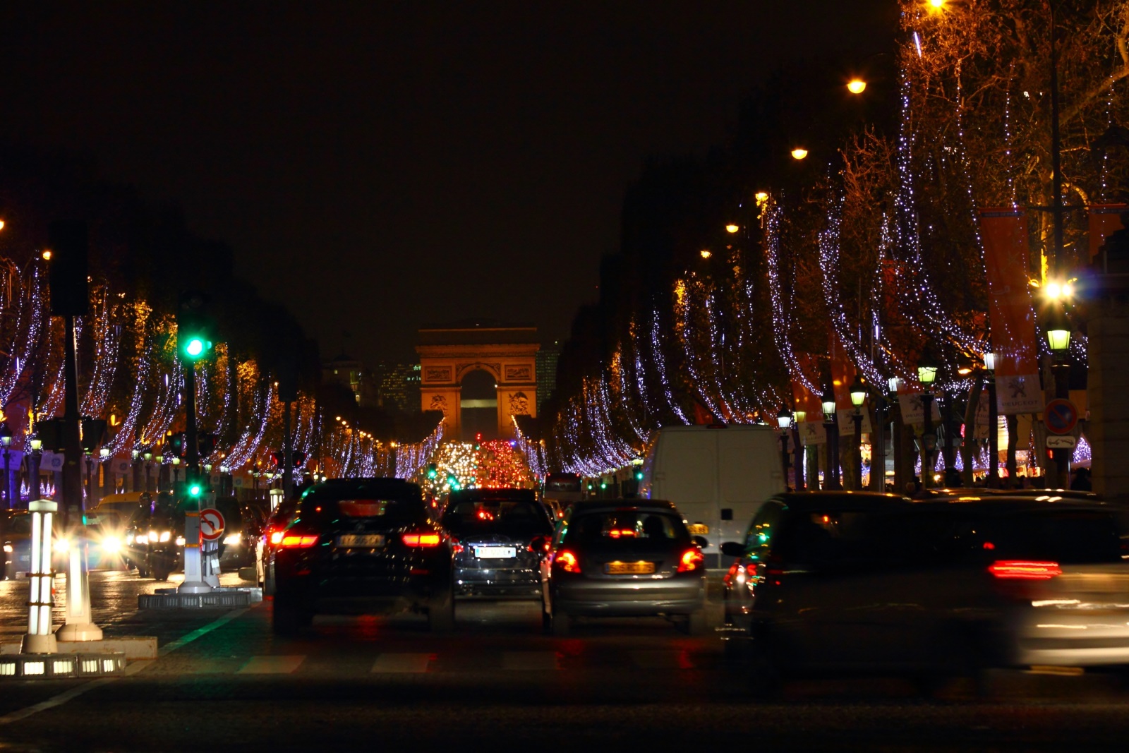 Avenue des Champs Élysées by night, Paris