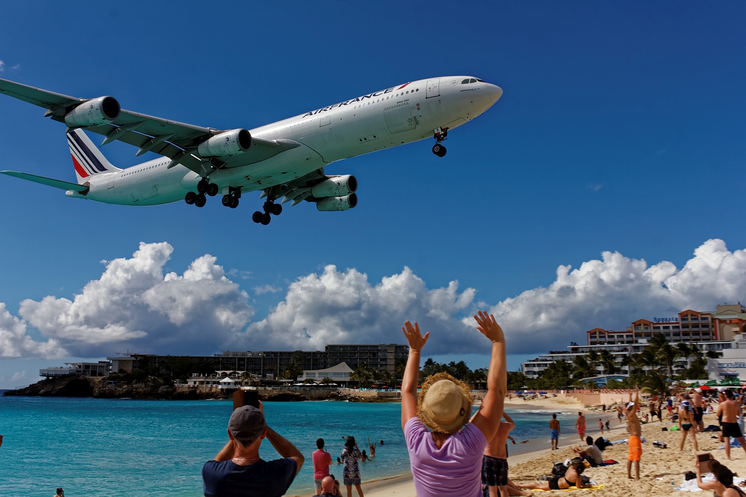 Maho Beach, Airbus A340 der Air France beim Landeanflug