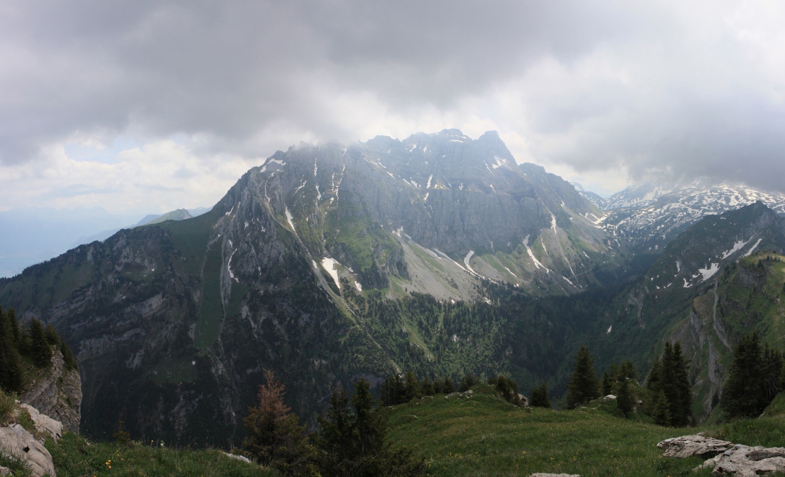 Ausblick auf den Mürtschenstock, wolkenverhangen